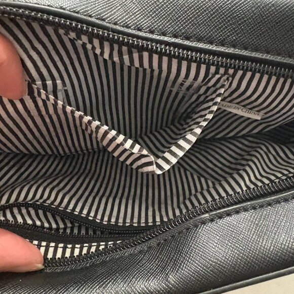 Floral Pattern Crossbody Bag With Gold Chain Strap & Black Accents - Picture 7 of 12